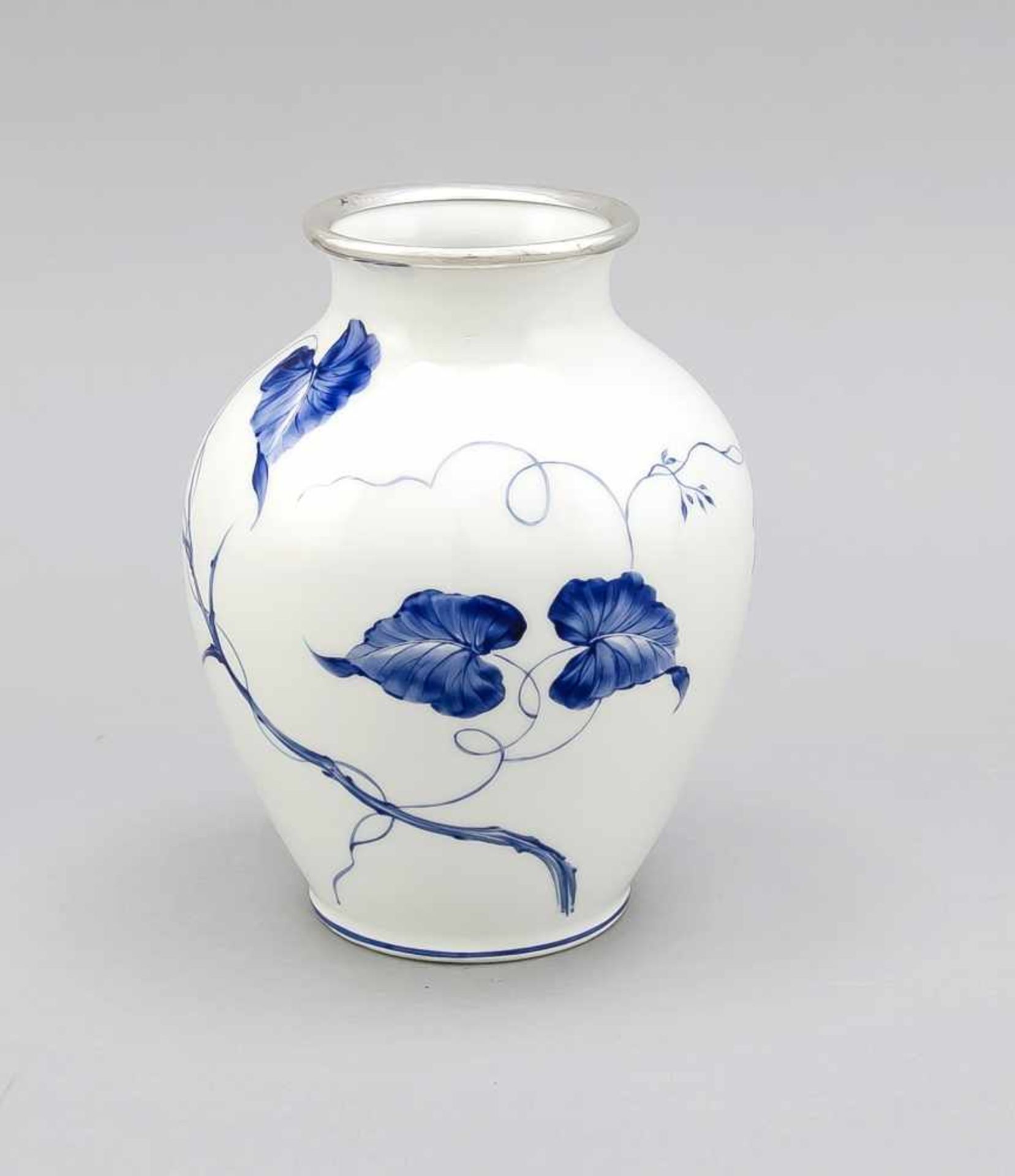 Vase mit Silberrand, Rosenthal, Selb, 1940-50er Jahre, weiß, Wandung mit floraler Malereiin Blau,