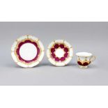 Kaffee-Prunkgedeck, 3-tlg., Meissen, nach 1950, 1. W., B-Form, tlw. bordeauxroter Fond,prunkvolle