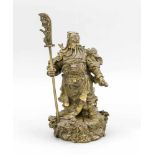 Guan Yu Bronzestatuette, China, 20. Jh. Naturalistischer Sockel, um den sich insgesamt