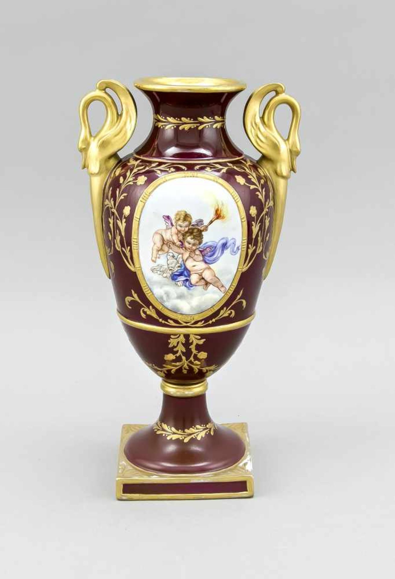 Empire-Vase in Sèvres-Manier, w. Italien, 19. Jh., Amphorenform mit hochgezogenenSchwanenhenkeln,