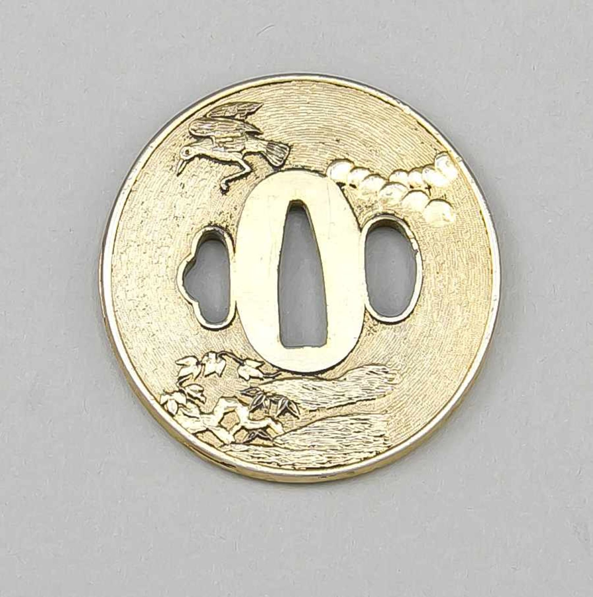 Tsuba, Katana-Stichblatt, Japan, 18./19. Jh., Bronze? vergoldet. Runde Form mitbeidseitiger - Image 2 of 2