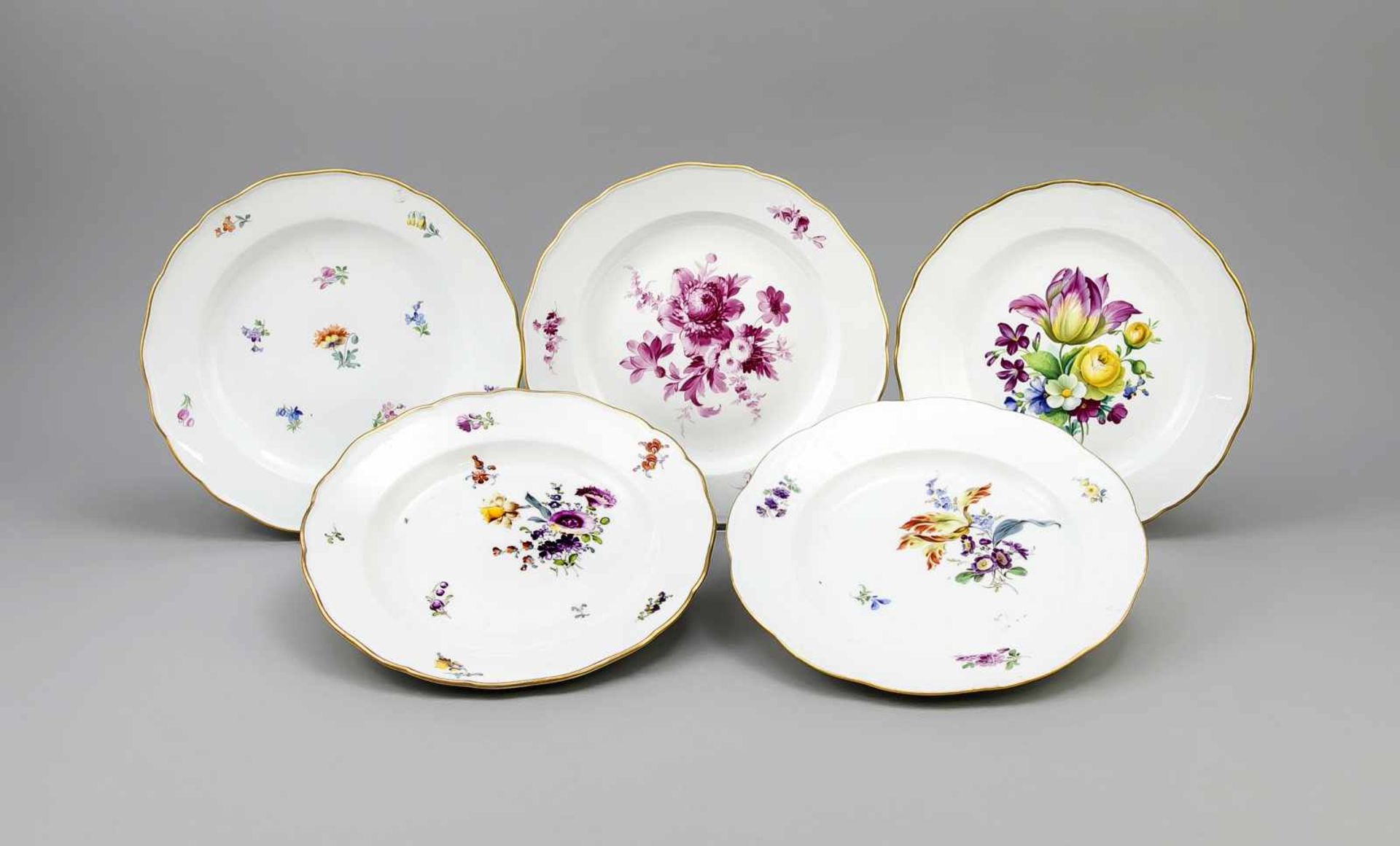 Fünf Teller, Meissen, 4 Teller, Marke 1850-1924, 1. und 2. W., Form Neuer Auschnitt,Blumenmalerei,