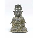 Guanyin, China, wohl Ming-zeitlich. Bronze mit graugrüner Patina. Ohne Sockel im Padmasanasitzend,