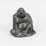 Hotei, China, 19./20. Jh., Bronze mit dunkler Patina, kleine Stellen mit Restvergoldung?Der untere