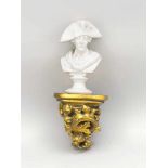 Büste von Friedrich dem Großen auf Wandkonsole, 20. Jh., Keramik weiß glasiert bzw.goldbronziert,