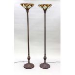 Paar Stehlampen im Tiffany-Stil, 20. Jh. Runde, profilierte Sockel mit Blattrelief,dreigliedriger