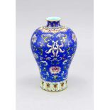 Meiping-Vase, China, 20. Jh. Umlaufender Dekor mit Lotos-Ranken in Famille-Rose-Palettevor blauem