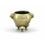 Kleiner Weihrauchbrenner/Koro, China, 19. Jh., Bronze. Runde Form auf 3 Füßen, Handhabenals