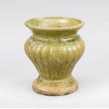 Steinzeug-Vase, China, Yuan-Zeit oder etwas später. Balusterform mit profiliertem Sockel,geribbter