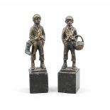 Sign. "Morath", Bidlhauer um 1900, Paar Bronzefiguren, nahezu identische Figurenrauchender Jungen,