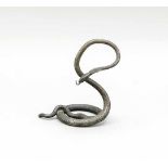 Taschenuhrenständer in Gestalt einer Kobra, um 1900, patiniertes Weißmetall, Zunge alsHaken zur