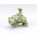 Keramik-Skulptur/Deckeldose, China, wohl 19. Jh., Mann/Junge auf einem Wasserbüffelreitend,