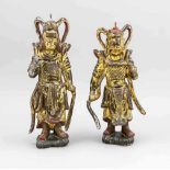 Paar Wächterfiguren, China, wohl 19. Jh. Auf einen kleinen naturalistischen Sockelgestellt. Holz