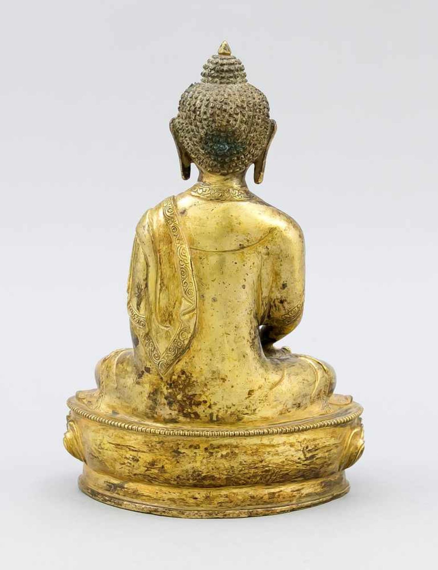 Buddha, Sinotibetisch, wohl 19. Jh., Bronze, feuervergoldet. Im Padmasana auf einemLotosthron - Image 2 of 2
