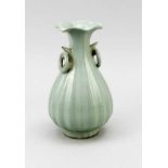 Vase mit Seladon-Glasur, China, 19./20. Jh., nach Song/Yuan-Vorbild. Birnenförmiger Korpusmit