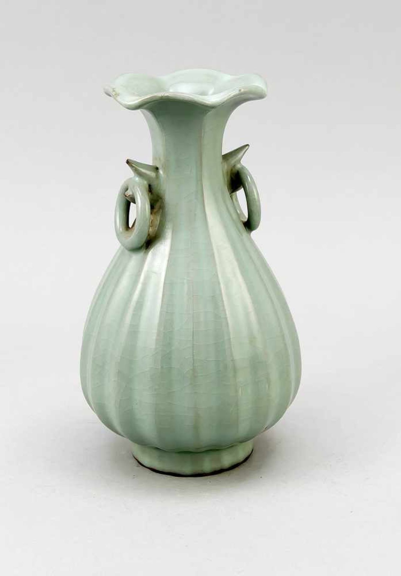 Vase mit Seladon-Glasur, China, 19./20. Jh., nach Song/Yuan-Vorbild. Birnenförmiger Korpusmit