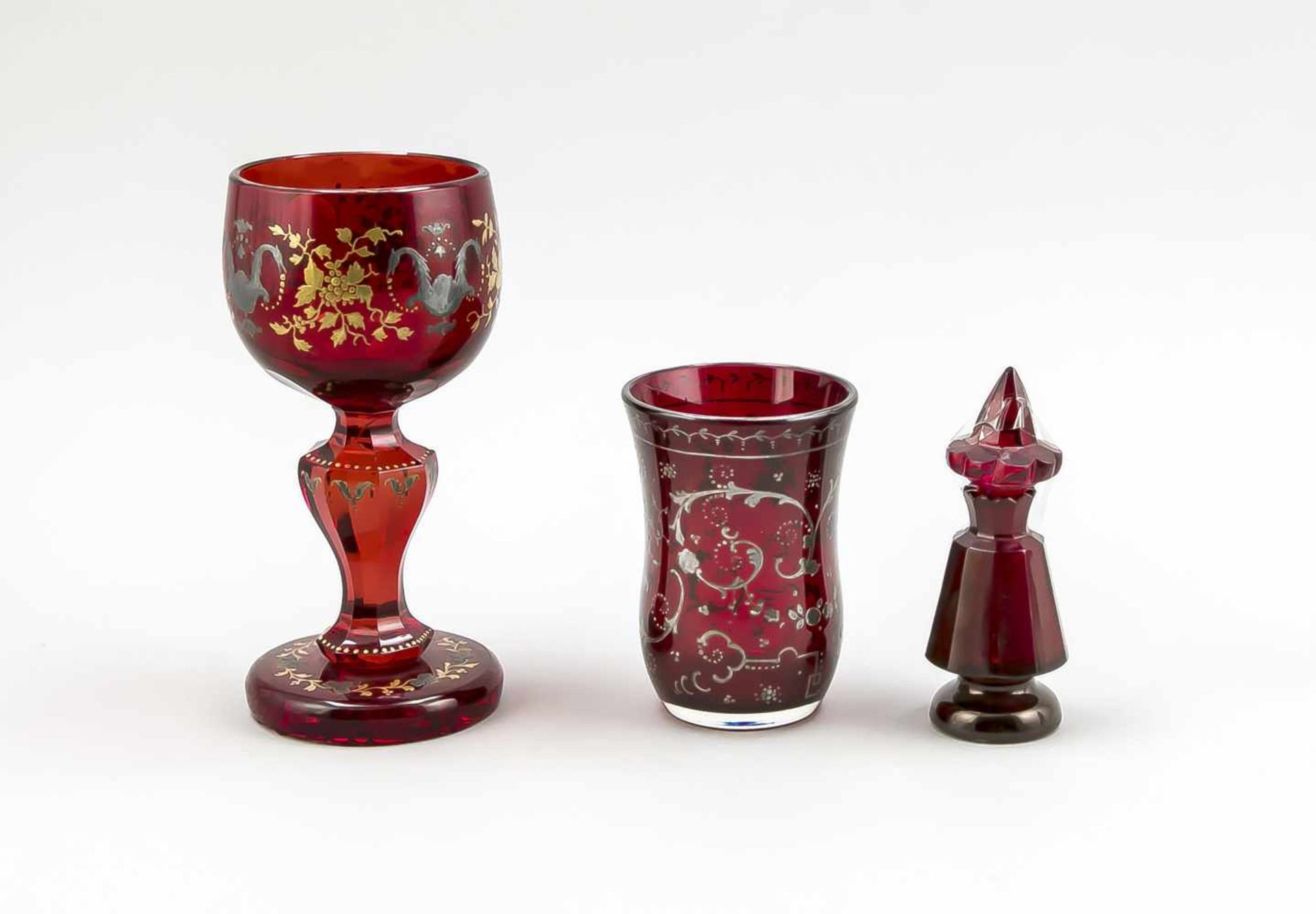 Konvolut von drei Teilen, wohl Böhmen, 19. Jh., jeweils rotes Glas, Flakon, kantiggeschliffen,