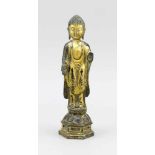 Stehender Buddha auf septagonalem Lotossockel, Sinotibetisch, wohl 19. Jh., Bronzevergoldet. Mit den