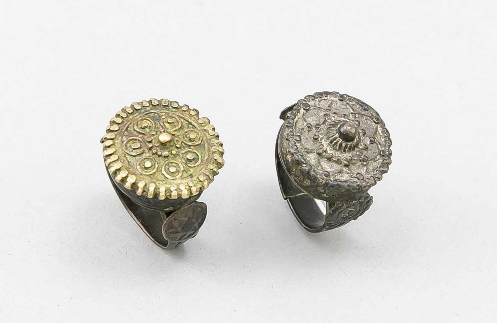 2 Fingerringe, Byzantinisch?, Bronze/Messing? Stilisierte vegetabile Ornamentik um einenMittelpunkt,