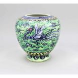 Phönix-Vase, China, 20. Jh., geschulterte Form. Blau-weiße Phönixe und Wolkenbänder aufgrünem