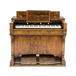 Harmonium, 19. Jh., Nussbaum furniert, kommodenförmiger Korpus mit seitl. Tragegriffen,