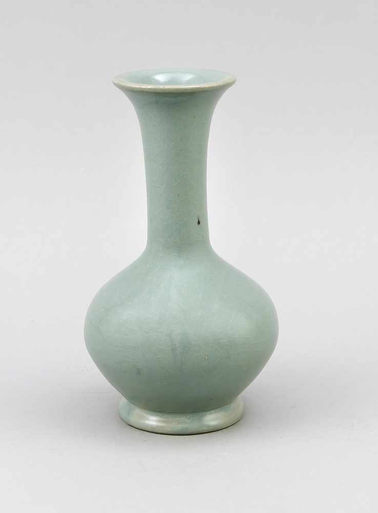 Kleine Vase (Ru-Type), China, wohl 19./20. Jh., grau-grüne Glasur mit leichtem Craquelé.Leicht