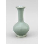 Kleine Vase (Ru-Type), China, wohl 19./20. Jh., grau-grüne Glasur mit leichtem Craquelé.Leicht