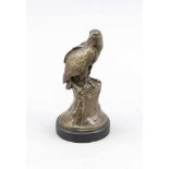 Bildhauer um 1900, kleine Bronze eines sitztenden Adlers auf einem Fels, patinierte Bronzeauf runder