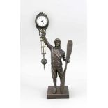 Mysterieuse, bez. Junghans,2.H 20. Jh., Flieger mit Rotorblatt hält Uhrenpendel,bronziertes Messing,
