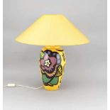 Gelbe Tischlampe, 20. Jh., Keramikfuß, Entwurf Elvira Bach, stilisierter Blumendekor aufgelbem Fond,