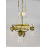 Jugendstil-Deckenlampe, um 1910. Messing mit gepägtem/getriebenem Ornament undmartelierter