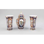 3-teiliges Imari-Set, Japan, 2. H. 20. Jh. Bestehend aus einer hexagonalen Deckelvase (H.26 cm), und