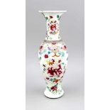 Famille-Rose Baluster-Vase, China, wohl 19. Jh. Korpus unterteilt in 2 große, rundeReserven mit