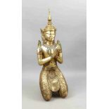 Großer indischer Buddha, 20. Jh., Masse vergoldet und mit Glassteinen besetzt, H. 156 cm