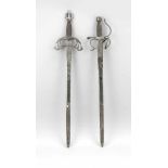 Zwei Schwerter, Spanien, 20. Jh., Eisen. Zweischneidige Klinge mit ornamentaler Gravur,fantasievolle
