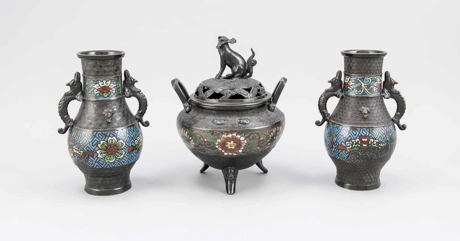 Cloisonné-Ensemble, China, 20. Jh., Bronze mit polychromem Zellenschmelz. Bestehend auseinem