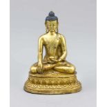 Buddha, Sinotibetisch, wohl 1. H. 20. Jh. Vergoldete Bronze. Im Padmasana auf einemdoppelten