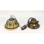 Treppenhaus-Deckenlampe, 19. Jh., Metall, patiniert, und Stoff, zwei halbrunde bzw.glockenförmige,