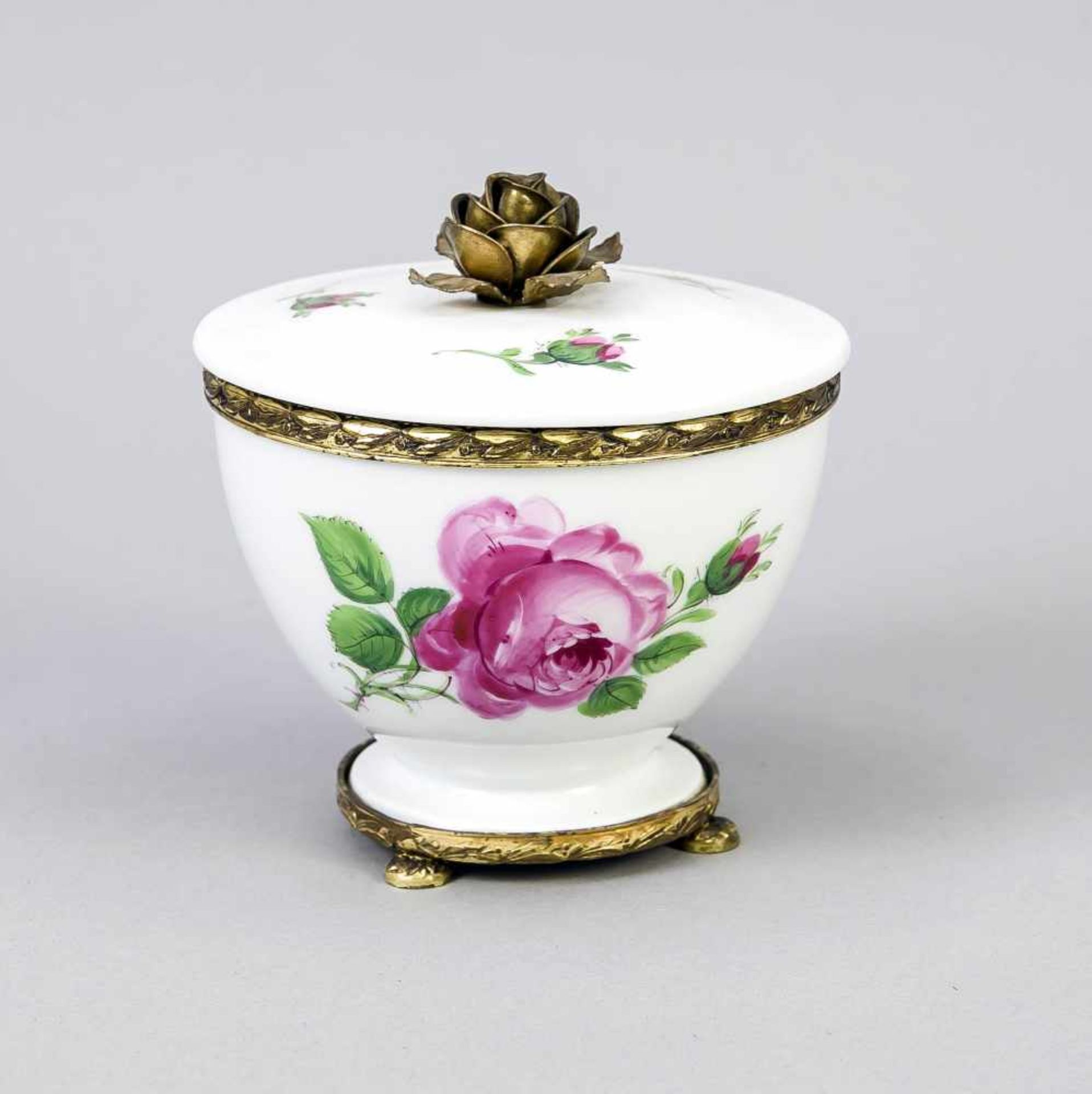 Deckeldose mit Metallmontierung und plastischer Rose, Meissen, Marke 1924-34, 1. W.,polychrome