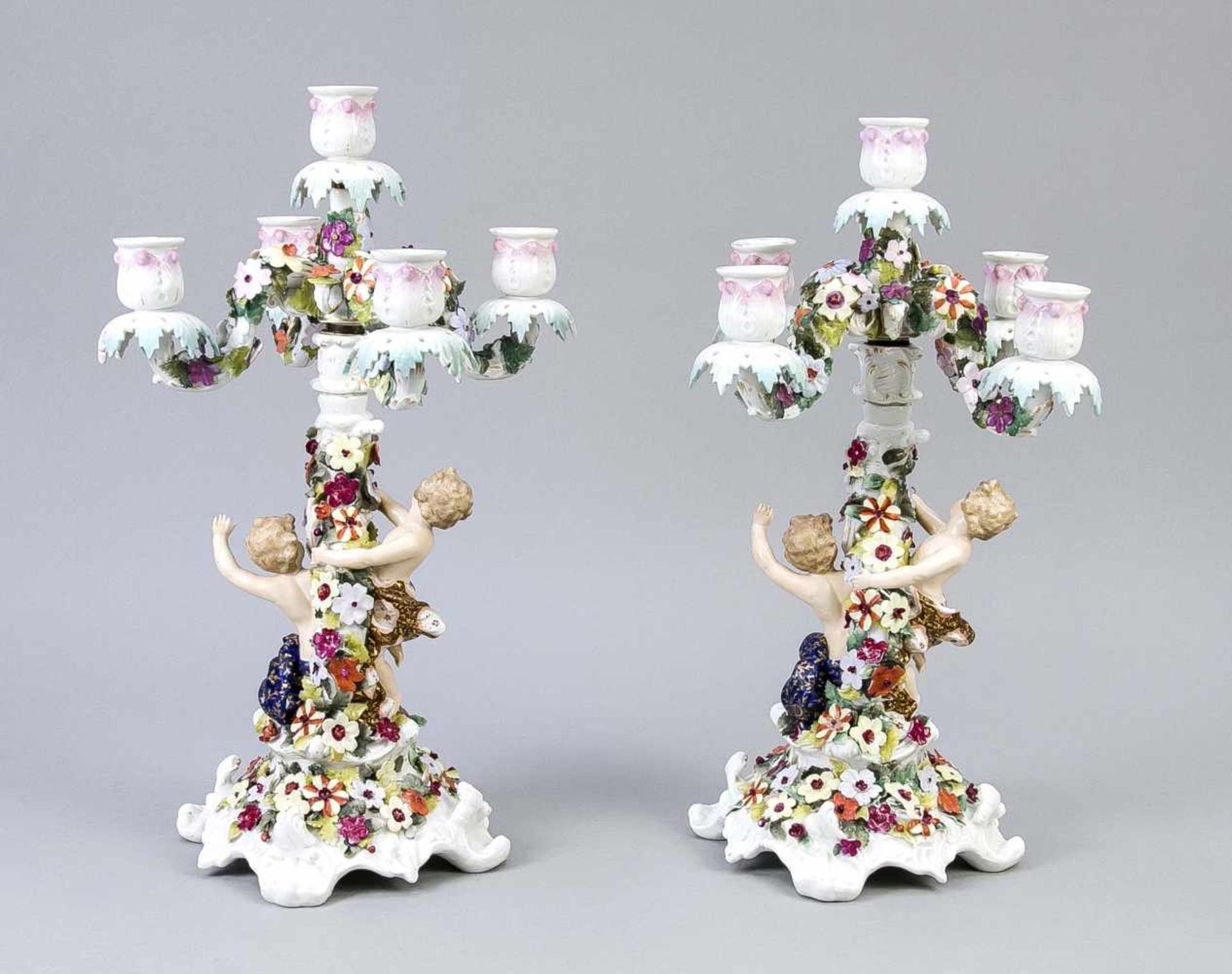 Paar figürliche Leuchter, w. Thüringen, 20. Jh., 5-flammig, auf geschwungenem Fuß, besetztmit - Image 2 of 2