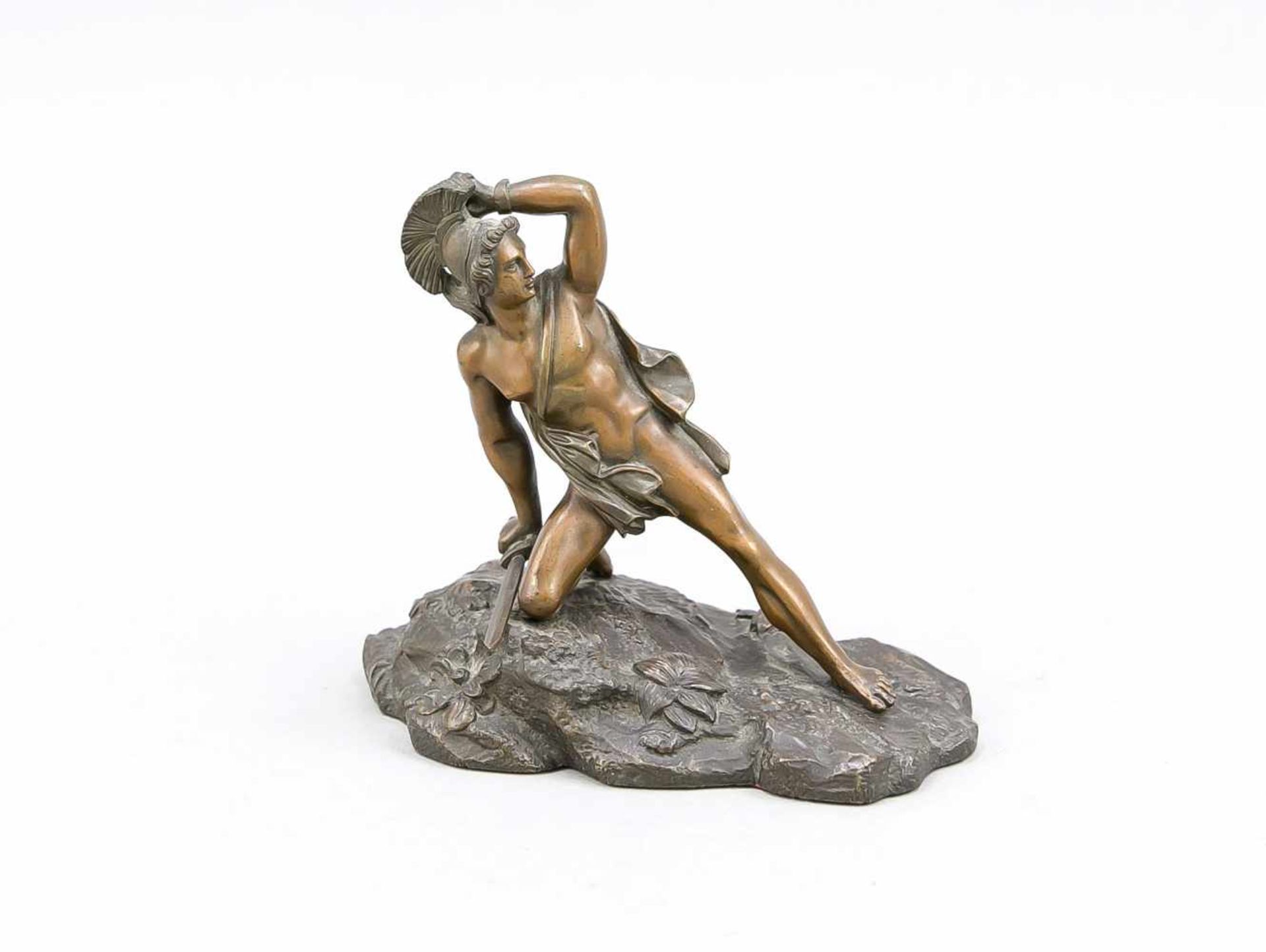 Anonymer Bildhauer um 1900, gestürzter römischer Legionär, seitlich kniende Figur aufTerrainplinthe,