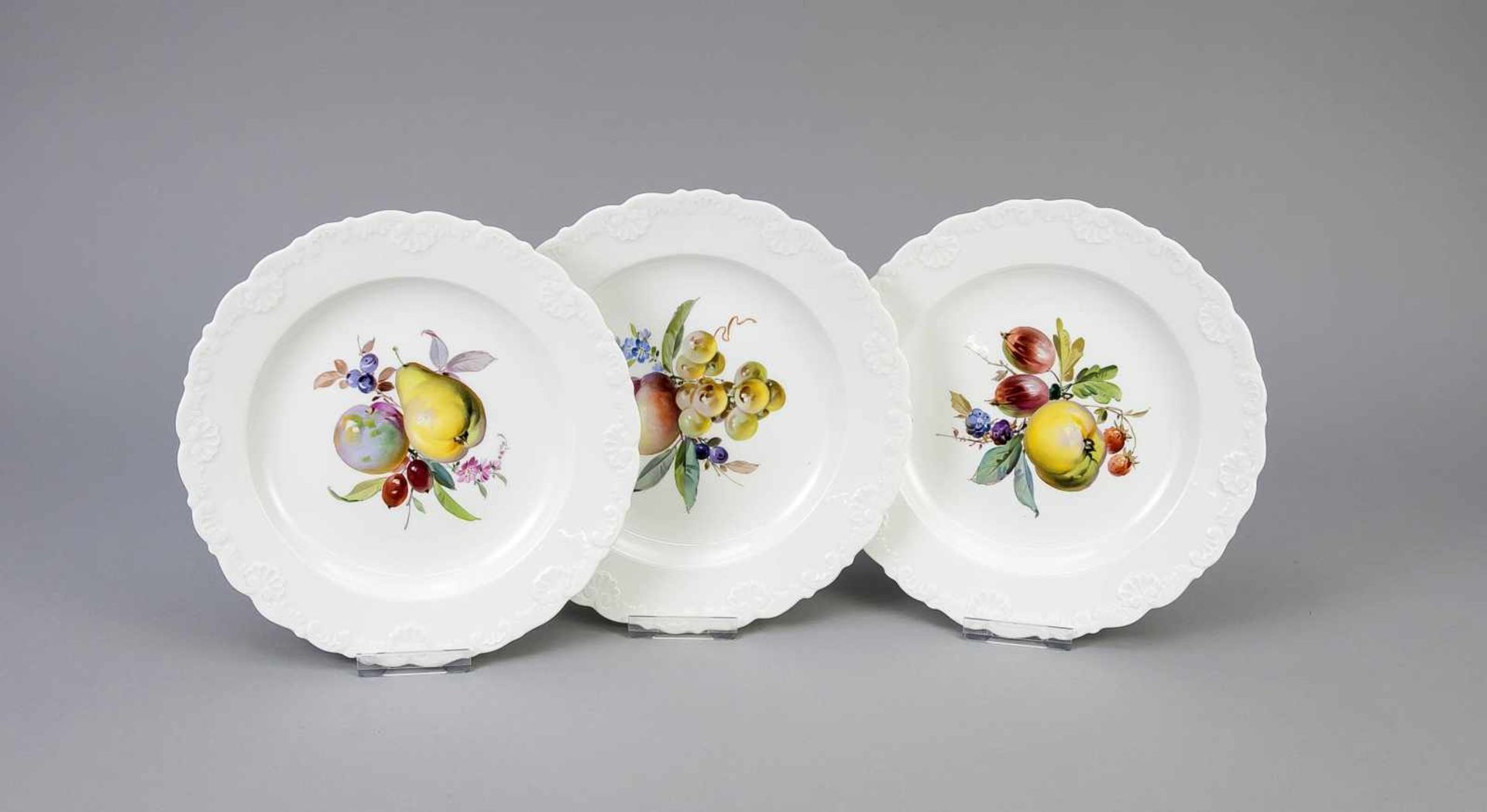 Drei Obstteller, Meissen, Marken 1850-1924, 1. W., Fahne mit Muschelreliefdekor, imSpiegel