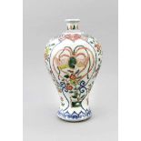 Famille-Verte Vase (Meiping), China, wohl 19. Jh., Dekor in Unterglasur-Blau undpolychromem