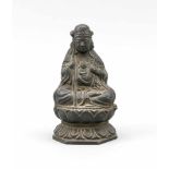Kleine Guanyin mit Kind, wohl China, 19./20. Jh.?, Bronze mit schwarzer Patina,septagonaler