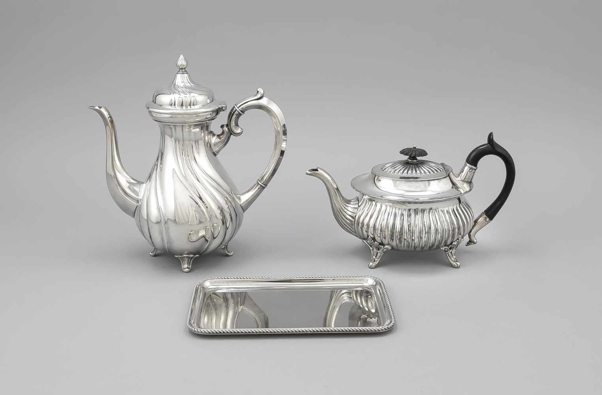 Konvolut von drei Teilen, 20. Jh., plated, Tee- und Kaffeekanne, unterschiedliche Formenund