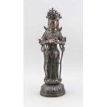 Große Tara/Guanyin im Ming-Stil, China, 19. Jh. oder früher? Bronze, partiell mit Goldlackund farbig