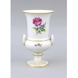 Doppelhenkelvase, Meissen, 2. H. 20. Jh., 2. Wahl, Blumenbemalung und Goldränder sowieSockel mit