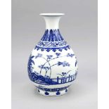 Blau-weiße Flaschenvase (Yuhuchunping-Form) im Ming-Stil, China, 19. Jh. Umlaufender,kobalt-blauer