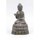 Buddha, China, 19./20. Jh., Eisen mit Restvergoldung. Im Padmasana auf doppeltemLotosthron