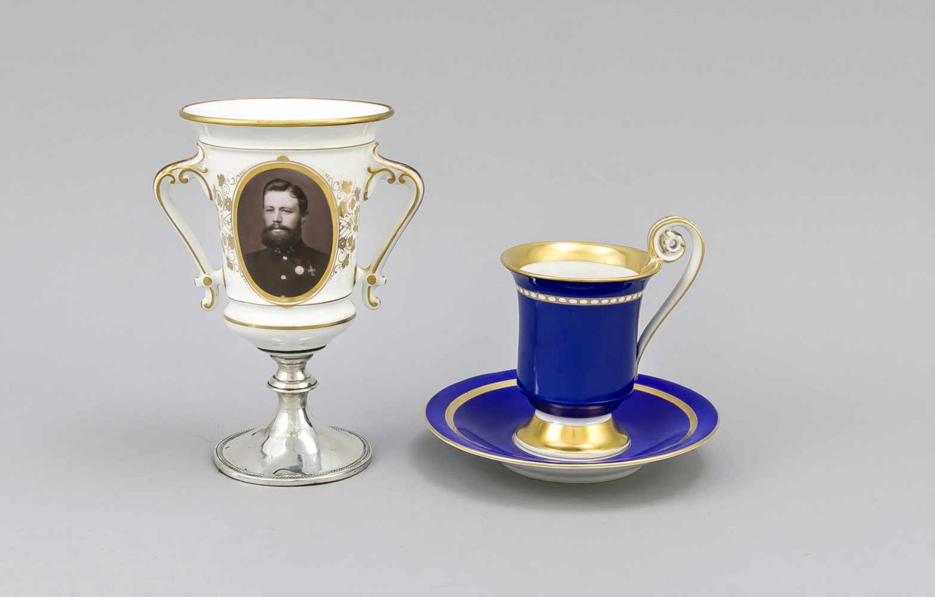 Zwei Tassen, Tasse mit UT, KPM Berlin, 1. WK, 2. W., Kalathos-Form mit Rosettenhenkel,blau